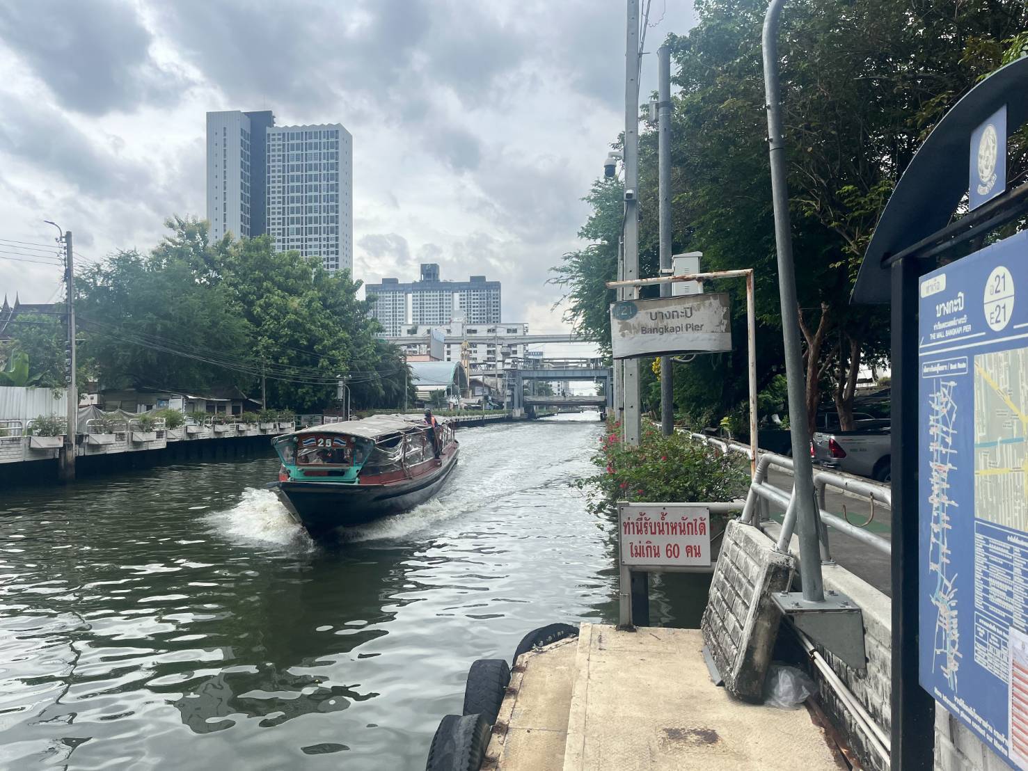 ห้องพักให้เช่า รายสัปดาห์/ รายเดือน ฟรี ค่าน้ำ ค่าไฟ ค่าอินเตอร์เนต ที่จอดรถฟรี 1 คัน ต่อห้อง ฟรีบริการทำความสะอาดห้องพัก 1 ครั้งต่อสัปดาห์